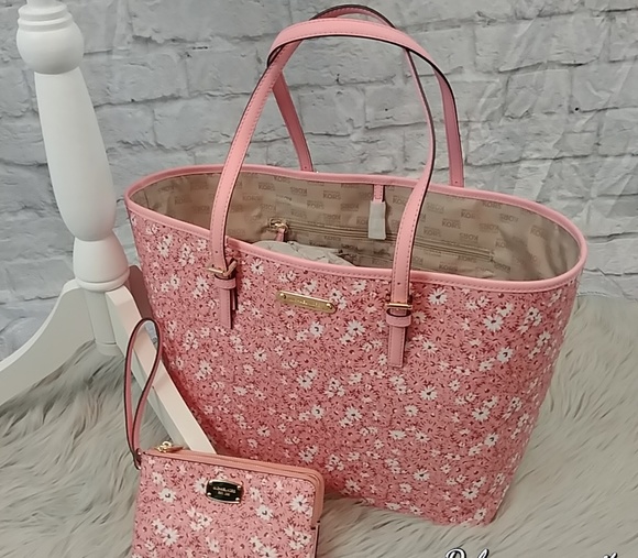 Michael Kors Handbags - Michael Kors jet set tote bag travel peach wallet